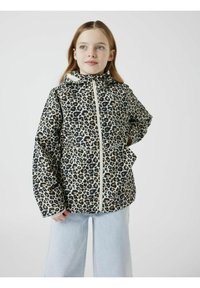 Veste à imprimé léopard avec une fermeture éclair à l'avant, une capuche et des poches ; fabriquée en tissu léger, avec des couleurs noire, marron et beige.