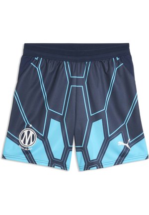 Dunkelblaue Sportshorts mit hellblauen geometrischen Mustern, Marseille Fußballverein-Logo am linken Bein und weißem Puma-Logo am rechten Bein.