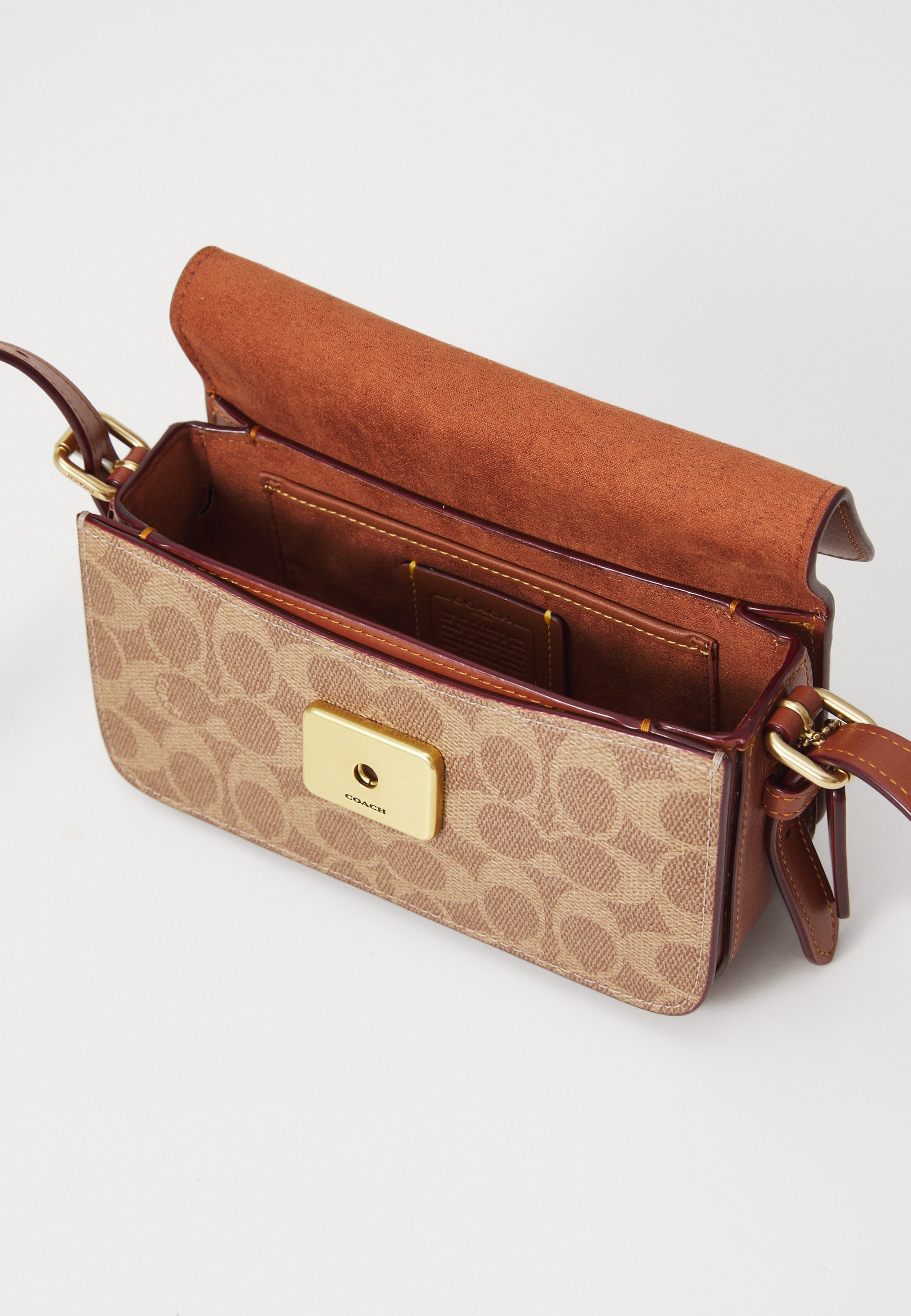 COACH ZOE SHOULDER BAG IN SIGNATURE CANVAS - Handbag - tan/caramel
