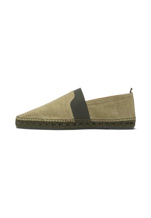 Alpargata casual tipo slip-on en lona beige con panel lateral elástico verde oscuro y suela de yute trenzado, vista de lado.