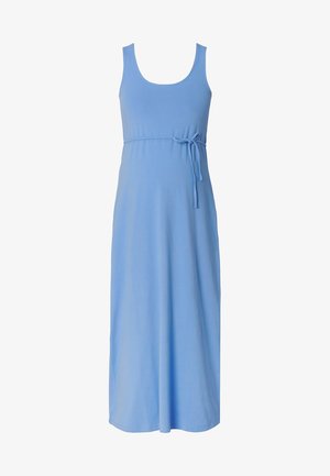 Robe maxi sans manches bleu clair en tissu doux avec un détail de taille à nouer et une coupe décontractée, conçue pour le confort et la facilité de port.