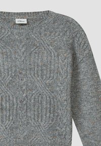 Grijze gebreide sweater met een textuur kabelpatroon, voorzien van oranje spikkels door het geheel. Ronde halsontwerp met lange mouwen.