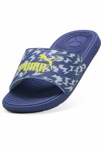 Infradito blu con una fascia testurizzata decorata da un motivo a zig-zag bianco e azzurro e un logo "PUMA" giallo. Suola in gomma flessibile.