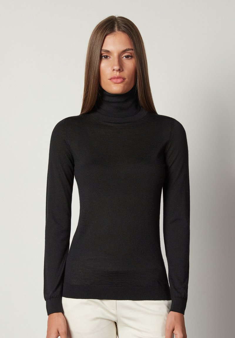 Schwarzer Rollkragenpullover aus einem glatten, leichten Stoff. Verfügt über lange Ärmel und ein enganliegendes Design mit einem gerippten Saum.