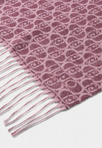 Sciarpa rosa con texture caratterizzata da un motivo circolare ripetuto, rifinita con delicate frange lungo un bordo.