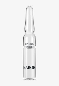 Vial en verre clair avec un sommet effilé, étiqueté "HYDRA PLUS" et "BABOR" en texte noir. Le vial contient un liquide, montrant sa transparence.