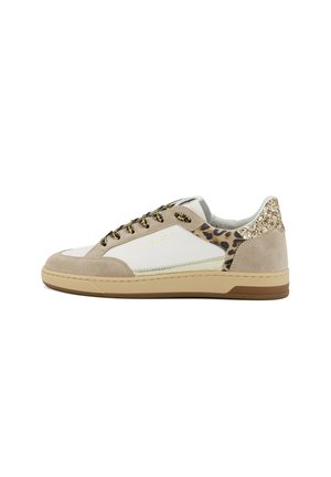 Sneaker basse con pannelli bianchi e beige, dettagli con stampa leopardata, tallone dorato glitterato e lacci a motivo leopardato su suola in gomma color marrone chiaro.