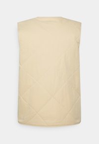 Beige quiltad ärmlös väst med en något rundad halsringning och synliga diamantmönster, tillverkad av ett mjukt, texturerat tyg.