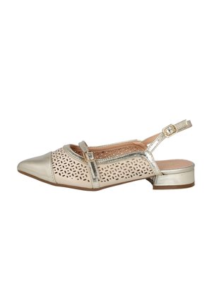 Zapato plano slingback en beige y dorado metálico con punta afilada, patrón de flores cortado con láser, correa ajustable y tacón bajo de bloque.