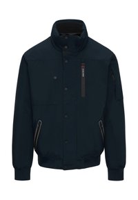 Marineblauwe jas met een hoge kraag, drukknoopsluiting aan de voorkant, ritszakken en geribbelde manchetten; heeft een klein logoaccent op de borst.