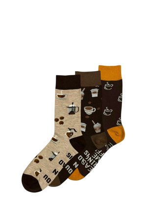 Trzy pary skarpetek za kostkę o tematyce kawowej w kolorach beżowym, brązowym i ciemno-brązowym, z wzorami filiżanek do kawy, ziaren kawy i ekspresów, każda z kontrastującymi palcami i mankietami.