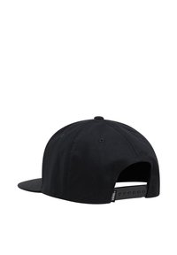 Gorra de béisbol negra con visera plana, hecha de tela texturizada, con agujeros de ventilación y una correa ajustable de tipo snapback.