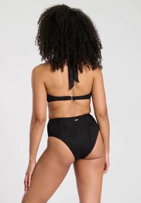 Czarny bikini z prążkowaną fakturą; górna część na halter z regulowanymi wiązaniami i zapięciem z tyłu; dolna część z wysokim stanem; subtelny złoty akcent.