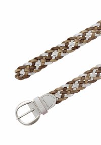 Geweven leren riem met afwisselende bruine en witte banden, zilverkleurige metalen gesp en een glad leren riem om vast te maken.