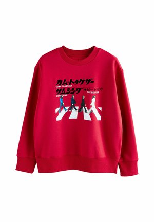 Roter Sweatshirt mit Rundhalsausschnitt und langen Ärmeln. Grafischer Druck von vier Figuren, die einen weißen Streifen überqueren, mit schwarzem Text und Japanisch.