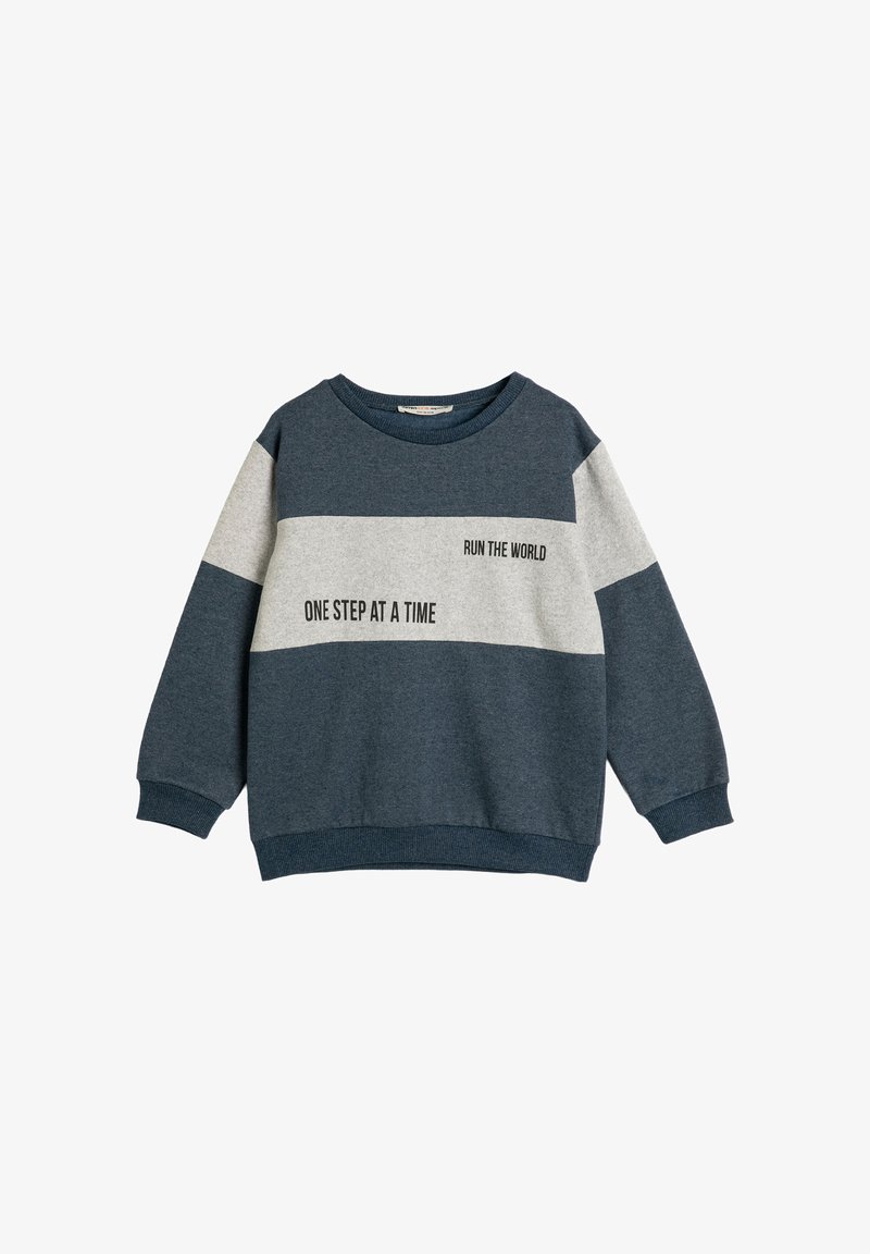 Blauwe en grijze kleur-geblokte sweatshirt met de tekst "RUN THE WORLD" en "ONE STEP AT A TIME" op de voorkant. Lange mouwen, ronde hals.