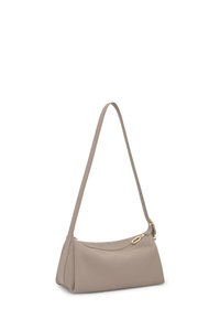 Bolso de mano de cuero beige con una sola correa ajustable y cremallera dorada, mostrado en un ángulo de tres cuartos sobre fondo blanco.