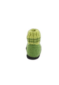 Groene gebreide bootie, met een geregen lichte groene bovenkant en een stevige groene basis, voorzien van een zwarte zool voor duurzaamheid. Zachte woltextuur.