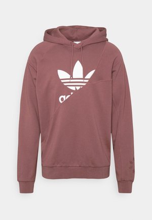 Sweat à capuche bordeaux en coton, avec un grand logo Adidas blanc, un design de couture diagonale et des accents subtils de trois bandes sur la manche.