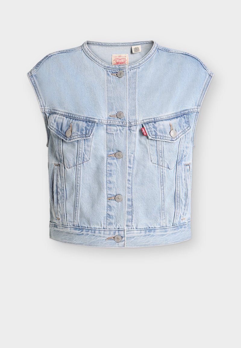 Ανοιχτό μπλε αμάνικο τζιν γιλέκο με κουμπιά στο μπροστινό μέρος, δύο τσεπάκια στο στήθος με κουμπιά, πλαϊνές τσέπες και κόκκινη ετικέτα Levi's στην αριστερή τσέπη.