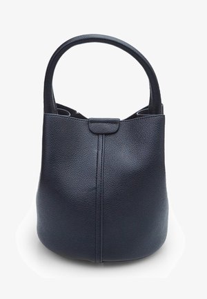 Bolso de lona de cuero azul marino con un acabado texturizado, asas redondeadas, cierre en la parte superior y un detalle de costura central. Diseño compacto y estructurado.
