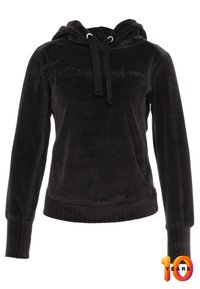 Sudadera negra con capucha hecha de tela suave. Presenta un dobladillo y puños acanalados. El logo de "Champion" está sutilmente bordado en el frente.