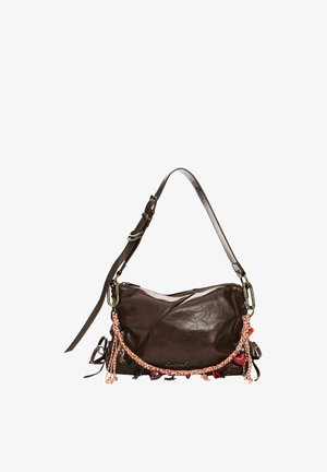 Sac à épaule en cuir marron avec bandoulière réglable, chaîne tressée rose et petits charms en forme de cœur et de feuille le long du bord inférieur.
