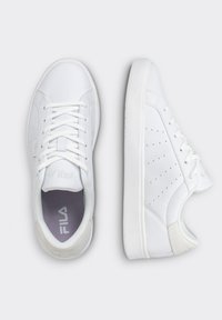 Scarpe sportive bianche con una tomaia sintetica liscia, pannelli laterali perforati e lacci tonali. Plantari imbottiti e suola in gomma testurizzata.