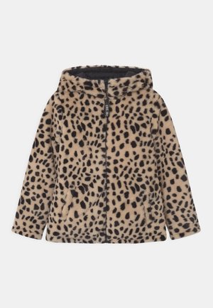Chaqueta de piel sintética con estampado de leopardo que incluye una capucha, cierre de cremallera y bolsillos laterales. El tejido es suave y presenta una combinación de colores beige y negro.