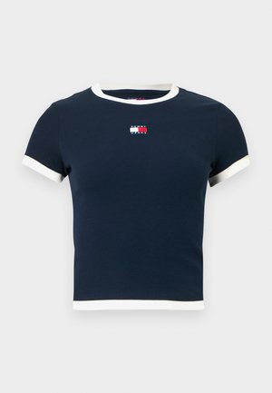 Marineblå ribbestrikket T-skjorte i bomull med kremfarget krage og ermekanter. Har en liten logo på brystet. Kort lengde.