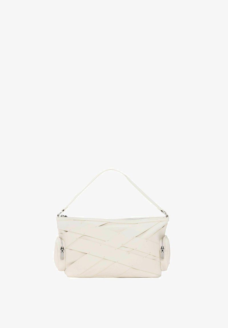 Bolso de hombro blanco tejido con dos pequeños bolsillos laterales con cremallera y un asa superior única.