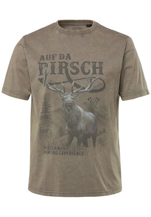 Oliivi vihreä puuvillapaita, jossa on iso kuva hirvestä, teksti lukee "AUF DA BIRDSCH WILDERNESS HUNTING EXPERIENCE", lyhyet hihat.