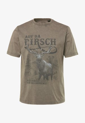 Olivgrünes Baumwoll-T-Shirt mit einem großen Grafikdruck eines Rehs, der Text lautet "AUF DA BIRDSCH WILDERNESS HUNTING EXPERIENCE", mit kurzen Ärmeln.