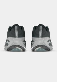 Idrettssko med en mørkegrå mesh-overdel, polstret krage, og en lysegrå mellomsåle. Teksturerte gummisåler med grep mønstre.