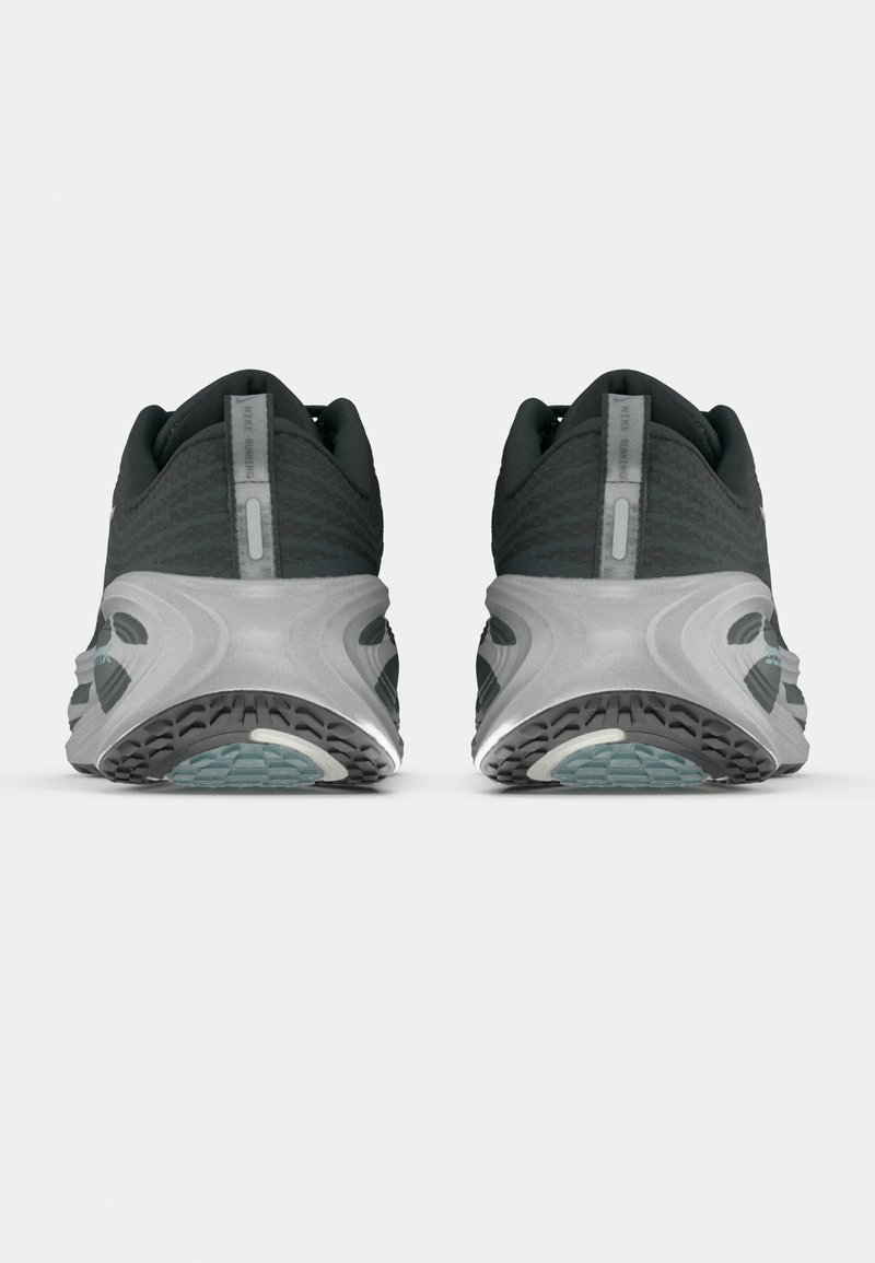 Sportliche Schuhe mit einem Obermaterial aus dunkelgrauem Mesh, gepolsterter Lasche und einer hellgrauen Zwischensohle. Strukturierte Gummisohle mit Traktionsmustern.