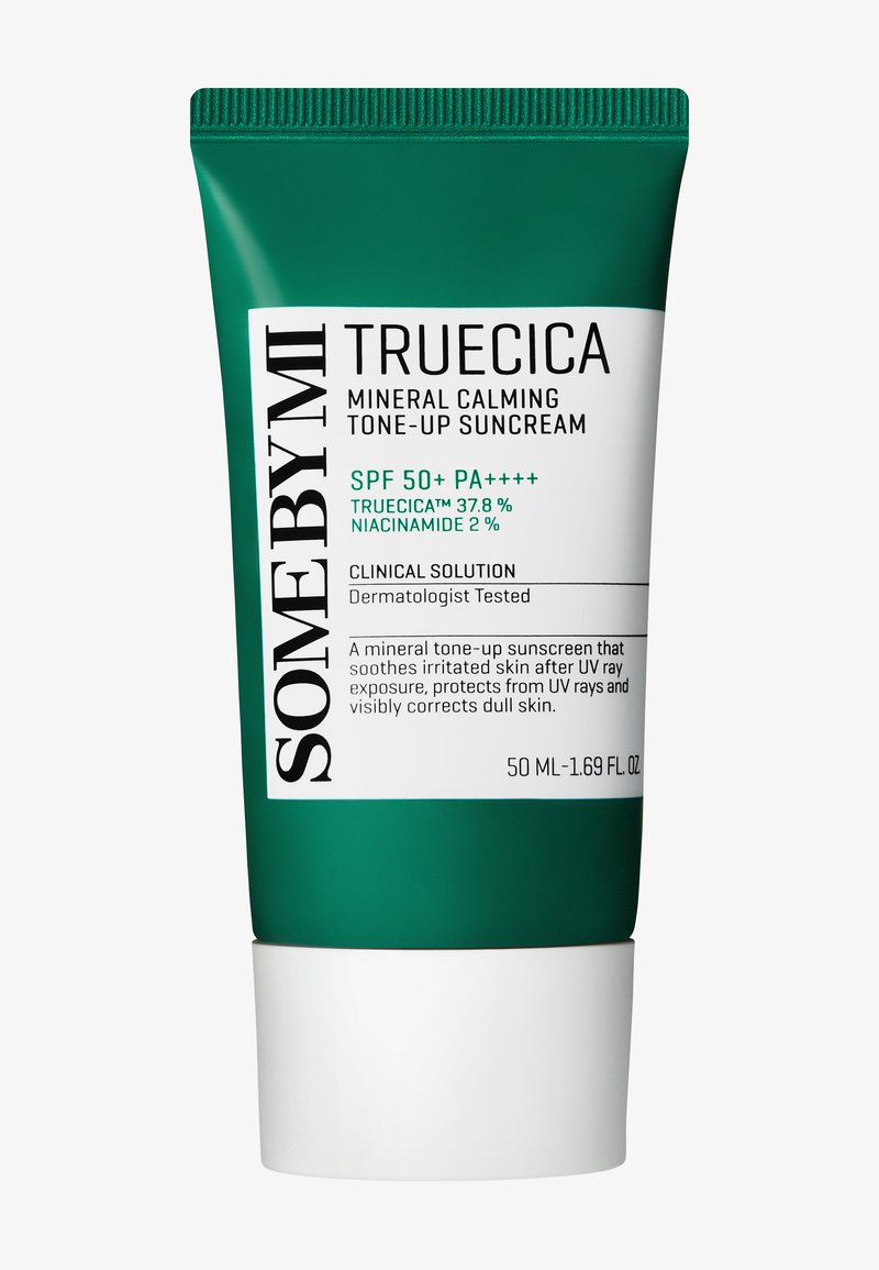 SOME BY MI Truecica mineral beroligende tone-up solcreme, SPF 50+ PA++++, 50 ml, beroliger huden, beskytter mod UV-stråler, indeholder niacinamid 2 %.