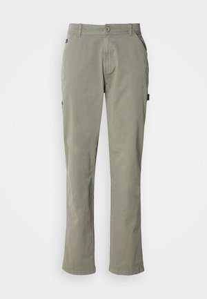 Pantalones de algodón verde claro con corte recto, que incluyen bolsillos frontales, cierre de botón y una cinturilla con presillas para el cinturón.