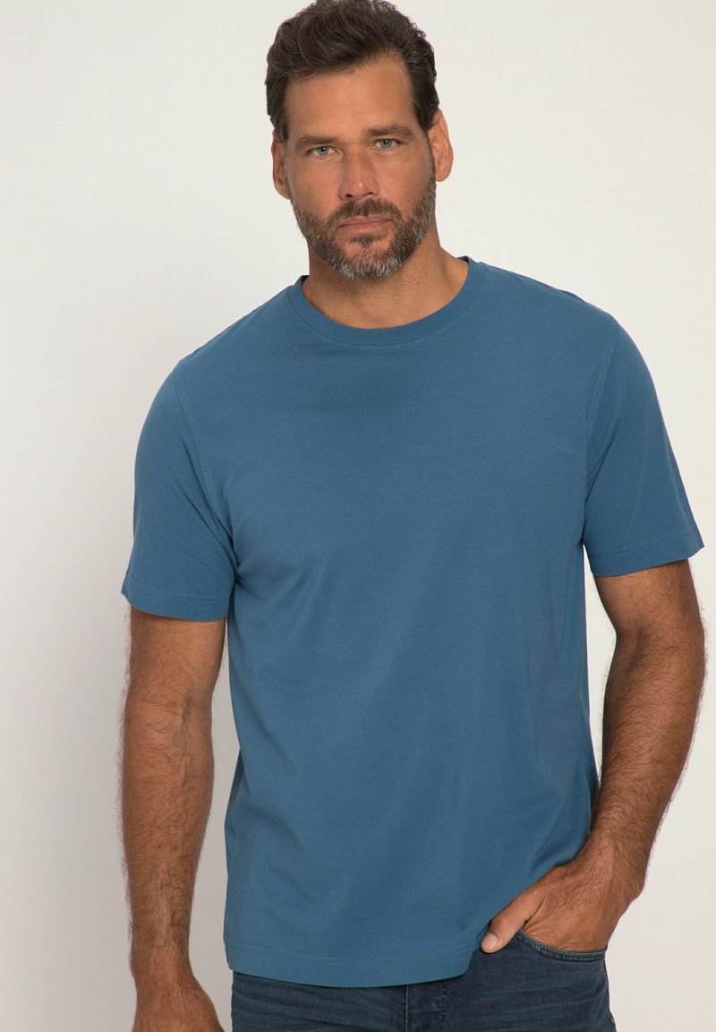 Modrá bavlněná tričko s klasickým kulatým výstřihem, krátkými rukávy a volným střihem, s jednoduchým šitím a minimálními ozdobami.