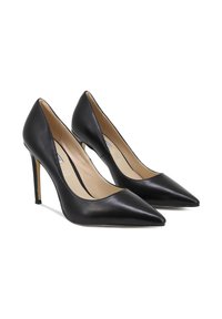 Scarpe col tacco alto in pelle nera con punta affilata e sottile tacco a stiletto, caratterizzate da una texture liscia e un design minimal.