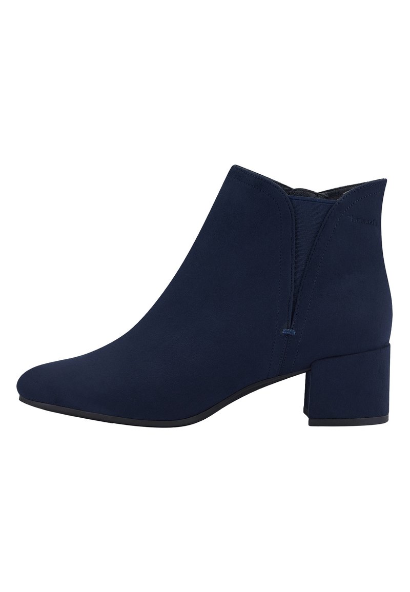 Stivaletto blu navy in morbido suede con punta affusolata e tacco basso a blocco. Presenta pannelli elastici laterali per una facile vestibilità.
