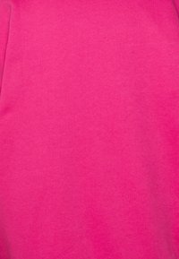 Texture de tissu rose vif avec une surface douce et lisse et un motif de tissage subtil, remplissant tout le cadre.