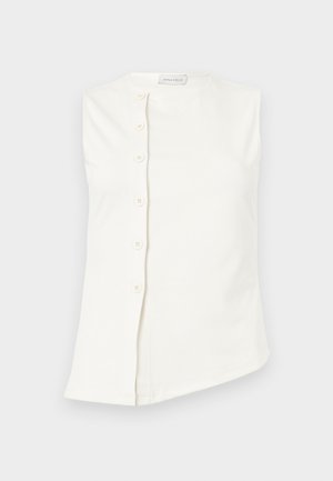 Λευκό αμάνικο τοπ με στρογγυλή λαιμόκοψη και ασύμμετρο μπροστινό κούμπωμα με έξι κουμπιά στην αριστερή πλευρά.