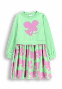 Zielona sukienka z długimi rękawami, z różowym wzorem serca i napisem "szczęśliwy". Spódnica ma powtarzający się wzór różowych motyli.