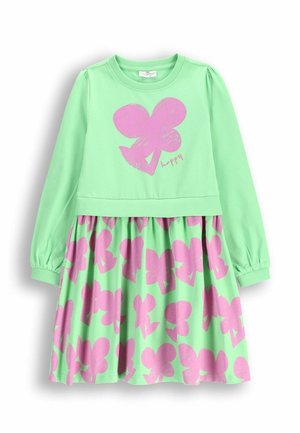 Zielona sukienka z długimi rękawami, z różowym wzorem serca i napisem "szczęśliwy". Spódnica ma powtarzający się wzór różowych motyli.