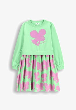 Zielona sukienka z długimi rękawami, z różowym wzorem serca i napisem "szczęśliwy". Spódnica ma powtarzający się wzór różowych motyli.