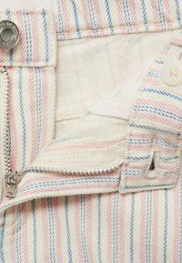 Tissu rayé en blanc, rose et bleu. Présente une fermeture éclair en argent et un bouton. Texture douce avec des détails de couture visibles.