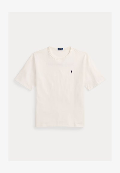 Balts kokvilnas T-krekls ar apaļu izgriezumu, īsām piedurknēm un mazu tumši zilas krāsas polo spēlētāja logotipu uz kreisā krūšu puses. Gluda tekstūra, standarta pielāgojums.