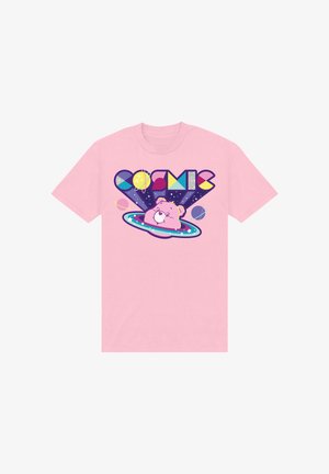 Roze T-shirt met kleurrijke tekst "COSMIC", een cartoon beerhoofd binnen een planeet met ringen, en kleine planeten en sterren eromheen.