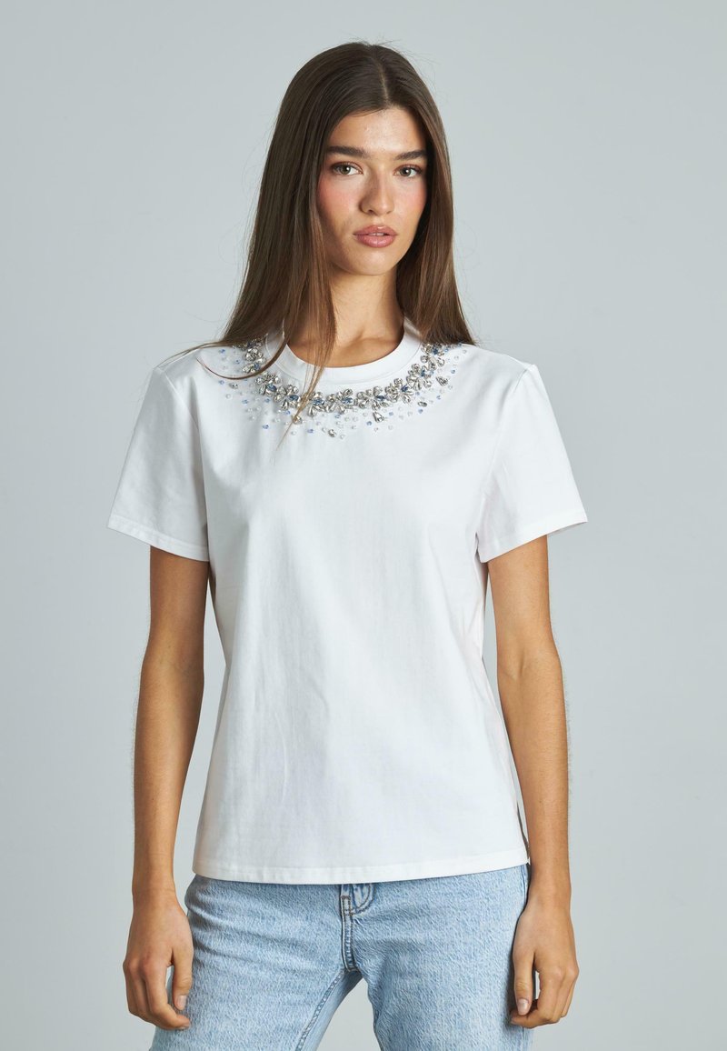 Witte korte mouwen T-shirt van katoen, met een ronde hals versierd met zilveren en heldere embellissements, een gladde textuur en een klassieke pasvorm.