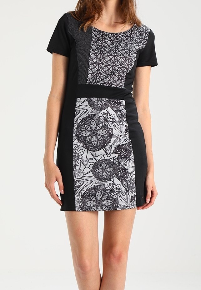 Robe à manches courtes noire et grise avec un panneau avant à motifs comprenant des designs floraux et des formes géométriques, complétée par des côtés noirs unis.